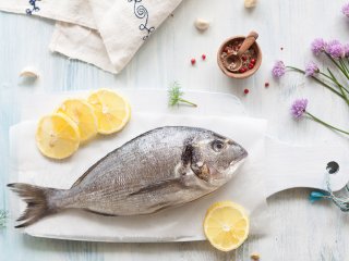 Як прибрати запах риби на кухонних предметах після її приготування: прості поради