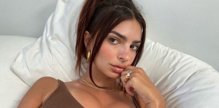 Эмили Ратаковски на камеру покормила грудью сына (фото)