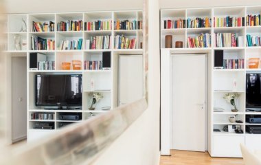 5 хитростей, куда убрать лишние вещи, если у вас нет кладовки