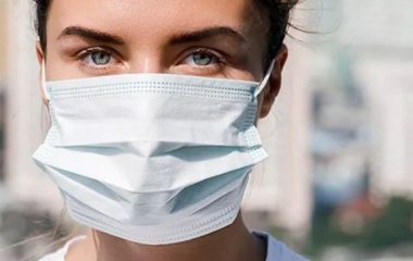 Носіння маски викликає проблеми зі шкірою обличчя: що робити?