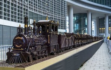5000 деталей і 22 вагони: поїзд став найдовшою шоколадною скульптурою в історії — фото