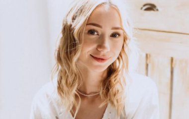 Катя Репяхова поблагодарила свою маму за детство и показала свои детские фото