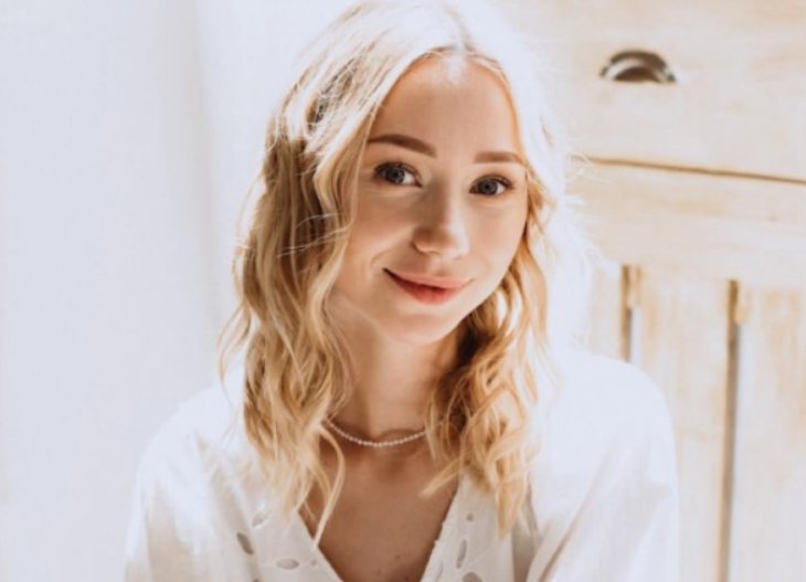 Катя Репяхова поблагодарила свою маму за детство и показала свои детские фото