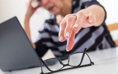 Офтальмолог пояснила причину болю в очах під час роботи з гаджетами