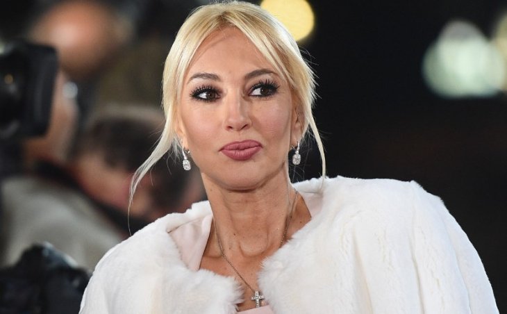 Лера Кудрявцева поделилась фотоснимком с мужем и дочерью 