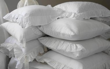 Як позбутися жовтих плям на білих подушках без прання і відбілювача: два натуральні інгредієнти