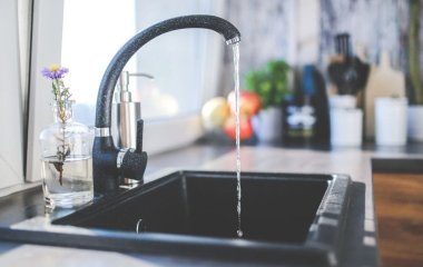 Майже всі забувають це зробити перед відпусткою: одна дія може врятувати вашу квартиру від затоплення