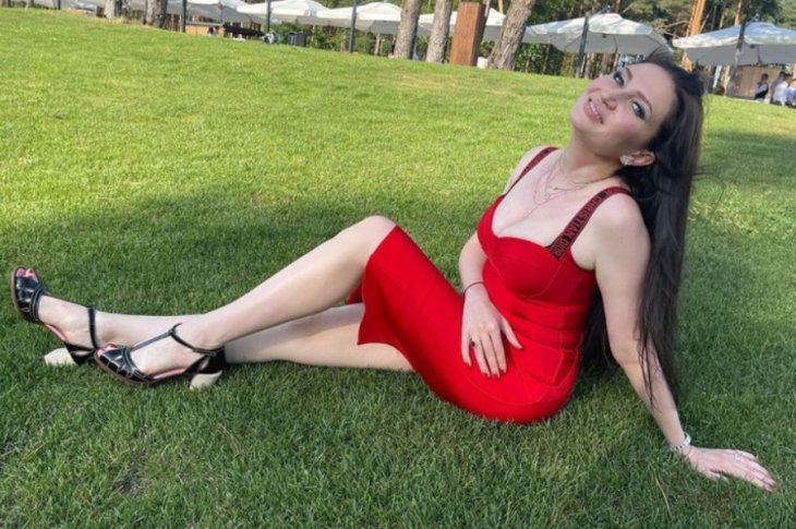 Жена Гордона в купальнике похвасталась  фигурой на пляже 