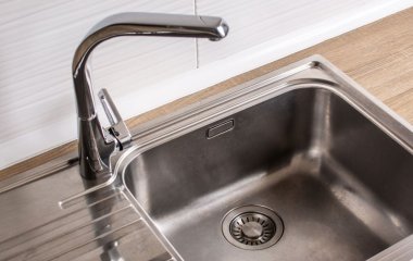 Чому в жодному разі не можна виливати окріп у мийку: сантехніки назвали головні причини