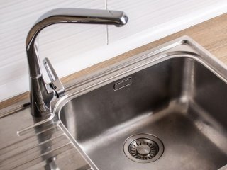 Чому в жодному разі не можна виливати окріп у мийку: сантехніки назвали головні причини