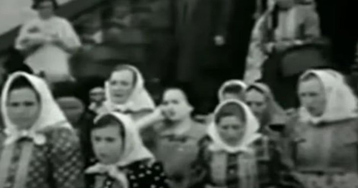 На кадрах 1937 року помітили жінку з незвичайним предметом: у Мережі знову заговорили про подорожі у часі