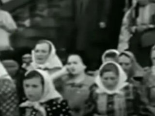 На кадрах 1937 року помітили жінку з незвичайним предметом: у Мережі знову заговорили про подорожі у часі