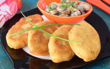 С хрустящей корочкой и нежной начинкой: рецепт картофельных котлет из вчерашнего пюре