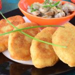 С хрустящей корочкой и нежной начинкой: рецепт картофельных котлет из вчерашнего пюре