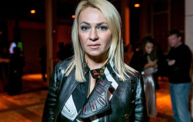 Яна Рудковская появилась на публике в странном наряде с перьями