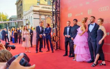 Красная дорожка Одесского кинофестиваля: кружева, розы и кафтаны