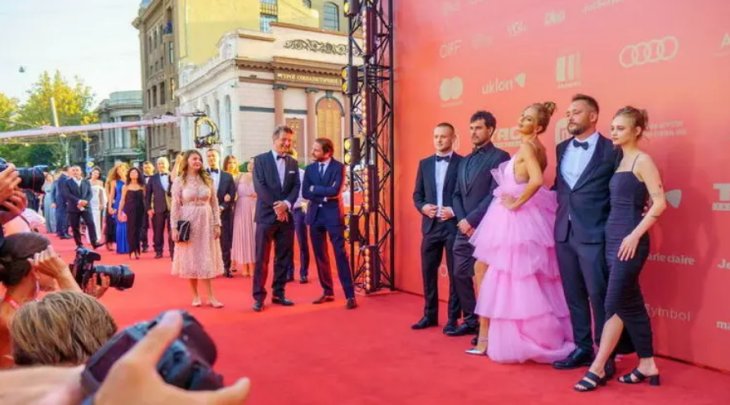 Красная дорожка Одесского кинофестиваля: кружева, розы и кафтаны