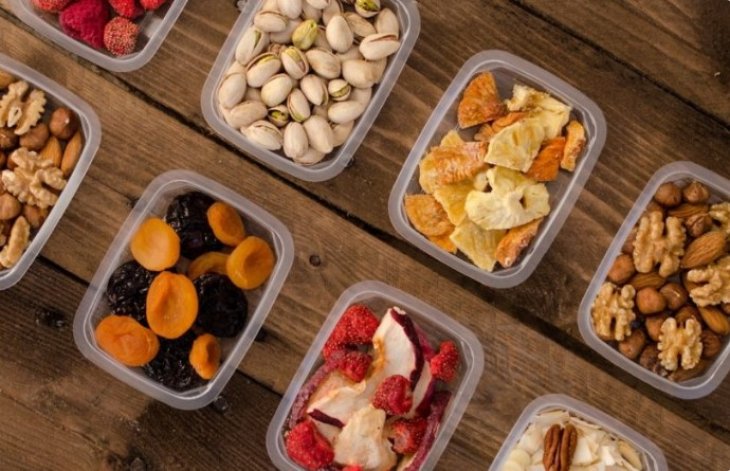 Дієтолог назвала найкорисніші продукти для перекушування на роботі