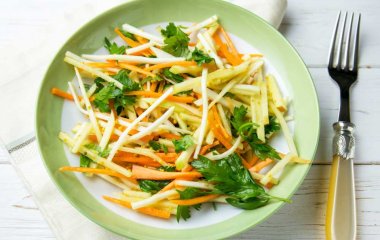 Ідеальна детокс-страва: смачний салат з яблуком та селерою
