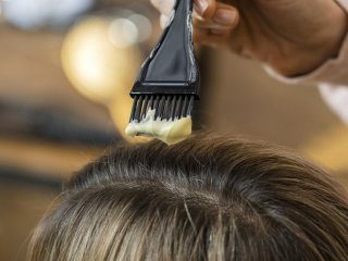 Почему нельзя вырывать седые волосы: объяснение врачей