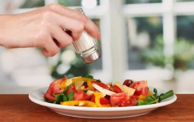 Фахівці вказали на ознаки переїдання солі