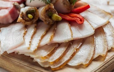 Гастроентеролог назвала непоєднувані з вином продукти