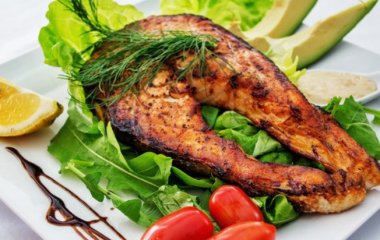 Дієтологи перерахували найбільш корисні жирні продукти