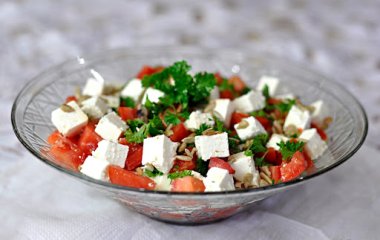Салат из молодого картофеля с помидорами и сардинами: как вкусно приготовить давно привычное блюдо