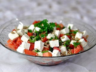 Салат из молодого картофеля с помидорами и сардинами: как вкусно приготовить давно привычное блюдо
