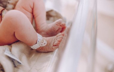 Одна літера змінила все: жінка зробила тату з іменем доньки, але щось пішло не так (фото)