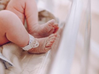 Одна літера змінила все: жінка зробила тату з іменем доньки, але щось пішло не так (фото)