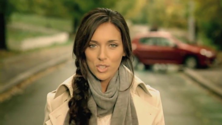 Алсу позировала в платье со шлейфом