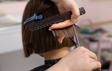 Названо найкращі багатошарові стрижки на коротке волосся, які добре тримають форму без укладання