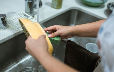 Названо помилки при миття посуду, що викликають рак