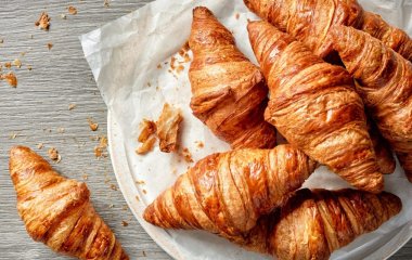 Как в кофейне: рецепты классического и веганского теста для круассанов