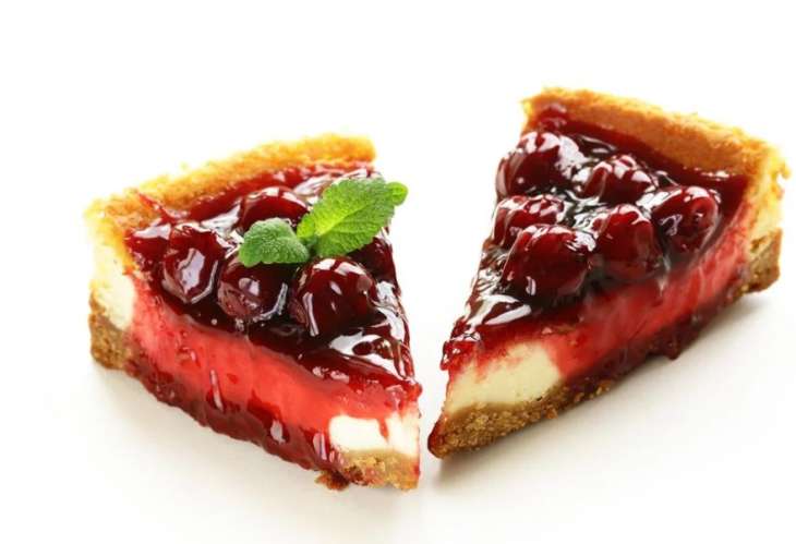 Вишневый чизкейк без выпечки: молочный десерт с ягодной кислинкой