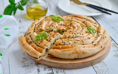 Пирог со шпинатом и сыром из слоеного теста: рецепт полезного блюда