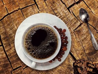 Чому не варто пити каву одразу після пробудження: лікар назвав ідеальний час для ранкового напою