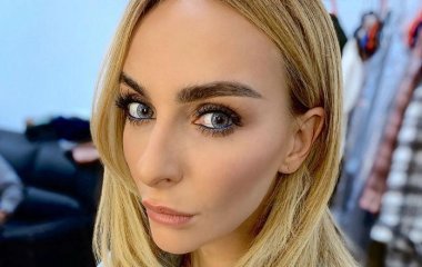 Катерина Варнава в строгом образе покорила соцсети