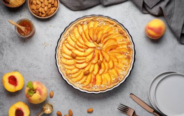 Тарт с персиками, миндалем и тимьяном: простой рецепт