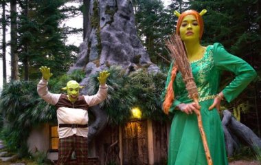 Незабываемая поездка на болото: Рита Ора и Тайка Вайтити поселились в доме Шрека