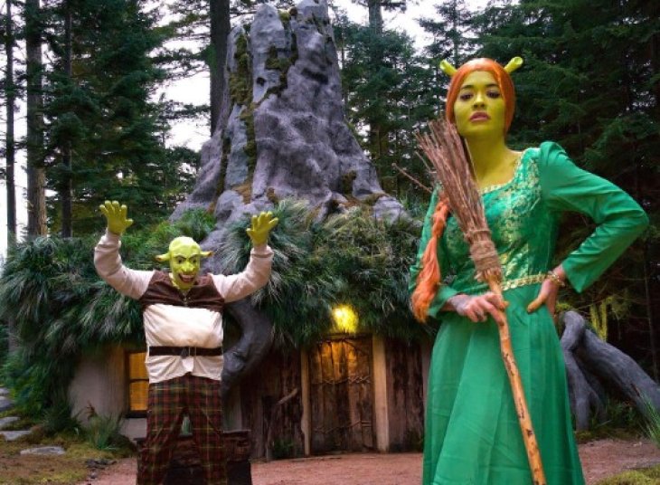 Незабываемая поездка на болото: Рита Ора и Тайка Вайтити поселились в доме Шрека