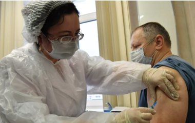 Біолог закликала продовжувати вакцинацію, незважаючи на побічні ефекти