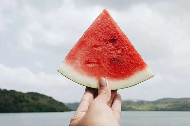 5 фруктов и ягод, которые помогут пережить жару