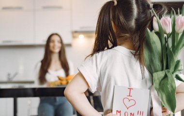 День матері 2026 року: коли святкувати в Україні та які традиції існують в різних країнах світу