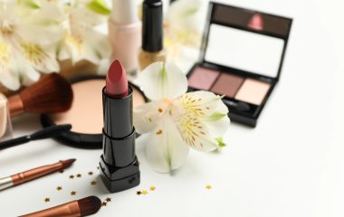 Збираємо базову косметичку: все, що потрібно для ідеального образу
