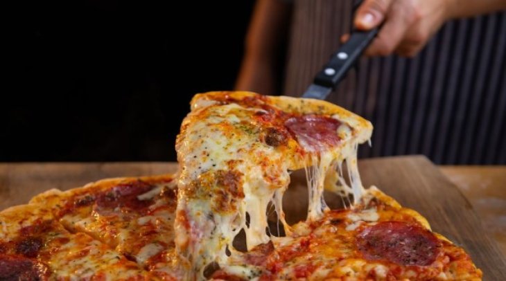 Быстрая пицца на сковороде: рецепт, в котором не нужно раскатывать тесто