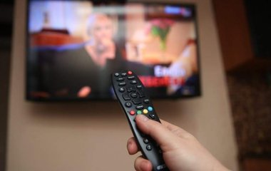 Сомнолог попередила про небезпеку спати з увімкненим телевізором