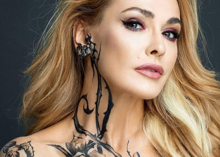 Ольга Сумская вышла в свет в пальто с вышивкой от украинского дизайнера