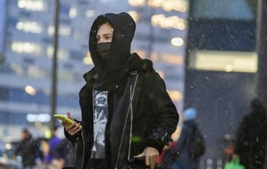 Психолог назвав причину підвищення привабливості при носінні маски